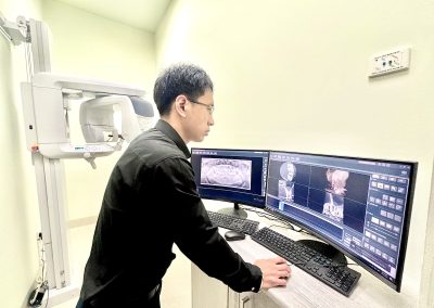 Dentist reviewing 3D X-ray of wisdom teeth in Prahran