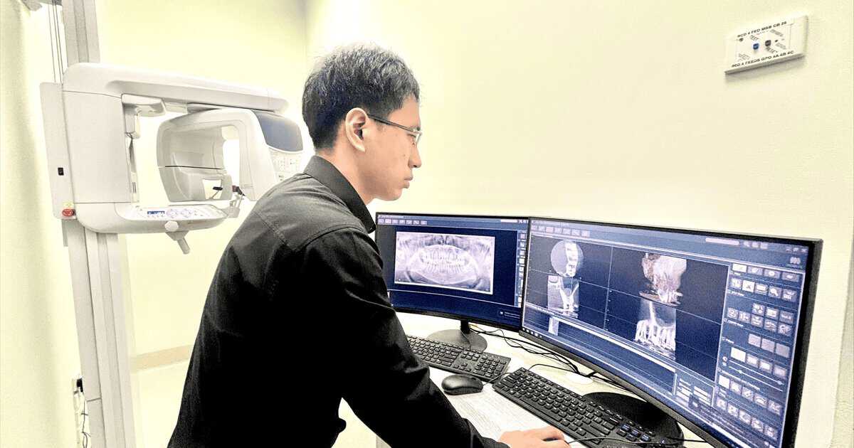 Dentist-reviewing-3D-X-ray-of-wisdom-teeth-in-Prahran