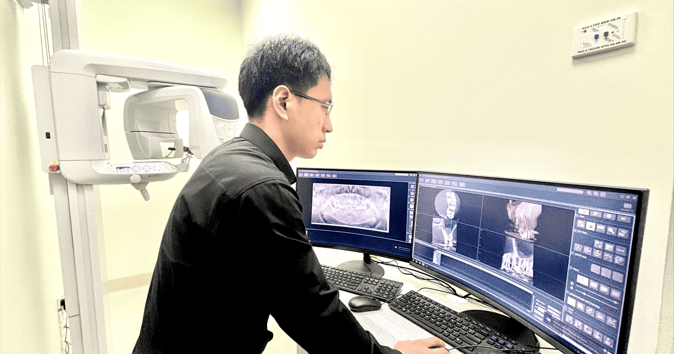 Dentist-reviewing-3D-X-ray-of-wisdom-teeth-in-Prahran